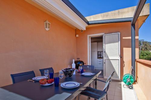 une salle à manger avec une table et des chaises dans l'établissement casa notte appart spacieux calme Plage et centre de calvi 15 min à pied, à Calvi
