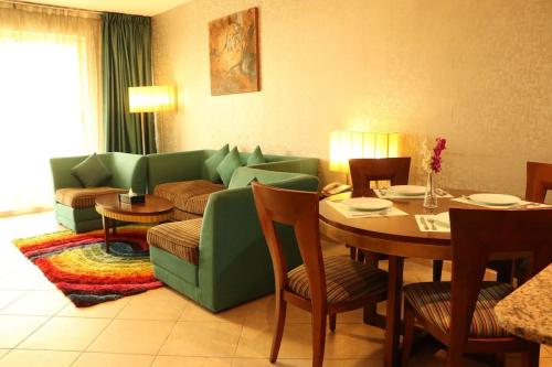 O zonă de relaxare la Al Manar Grand Hotel Apartment