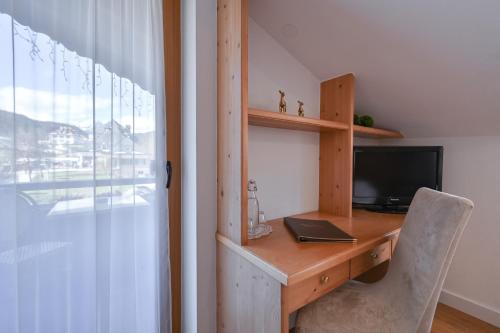 einen Schreibtisch mit einem Computer und einem Laptop darauf in der Unterkunft Hotel Alpenstuben in Hohenschwangau