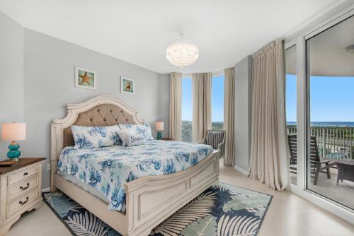 um quarto com uma cama e uma varanda em Palms Resort #1616 Full 2 Bedroom em Destin
