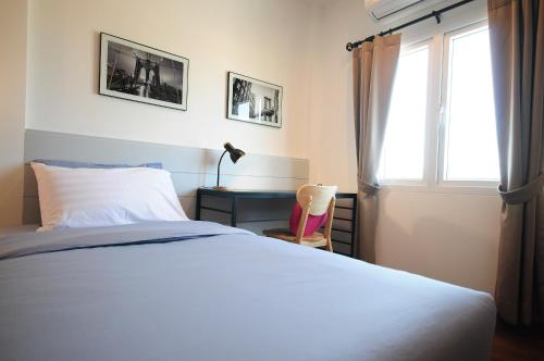 a bedroom with a bed and a window at Jeboutiquelangsuan hotel in Lang Suan