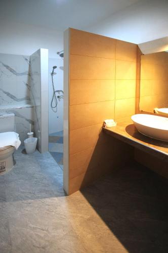 a bathroom with a sink and a toilet at Jeboutiquelangsuan hotel in Lang Suan