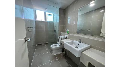 ein Badezimmer mit einem Waschbecken, einem WC und einem Spiegel in der Unterkunft Sutera Avenue KK Infinity Pool 10 mins to Airport 10 mins to Jetty LSS HomeStay in Kota Kinabalu