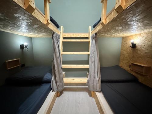 Двухъярусная кровать или двухъярусные кровати в номере zouzou hostel