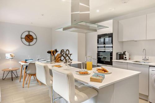 Η κουζίνα ή μικρή κουζίνα στο 10 Putsborough - Luxury Apartment at Byron Woolacombe, only 4 minute walk to Woolacombe Beach!