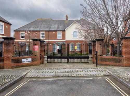 uma casa com um portão preto em frente em Charming 3-Bed House with 1 Parking space em Canterbury