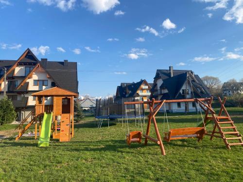 ビャウカにあるPokoje Gościnne Majaの家庭遊具群