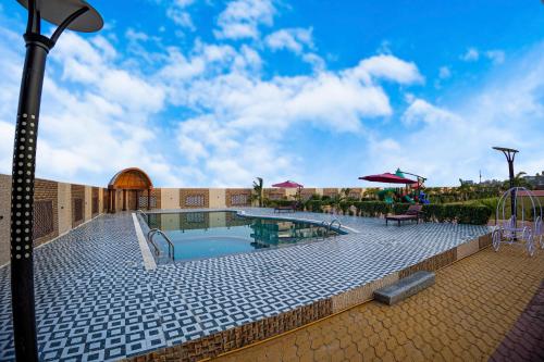 una gran piscina en un edificio con luz de la calle en THE BODHI PALACE RESORT en Bodh Gaya