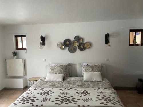 a bedroom with a large bed with areath on the wall at Chambres d’hôtes plateau des mille étangs in Belonchamp