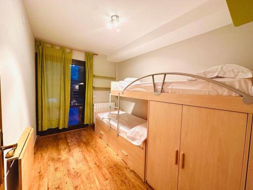 a bedroom with two bunk beds and a window at Apartamento Alberto in Margudgued