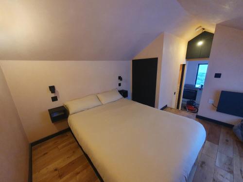 sypialnia z dużym białym łóżkiem w pokoju w obiekcie Stunning 1-Bed tiny home in Isle of Skye w mieście Elgol
