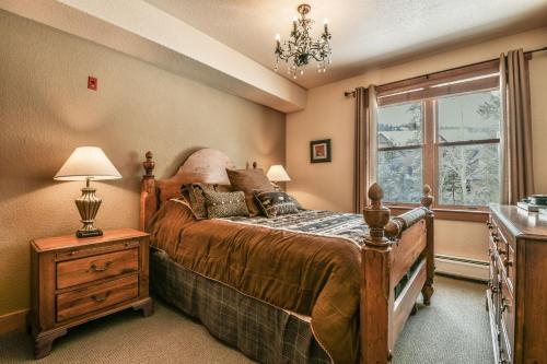 a bedroom with a bed and a window at Red Hawk Townhomes 2333 in Keystone