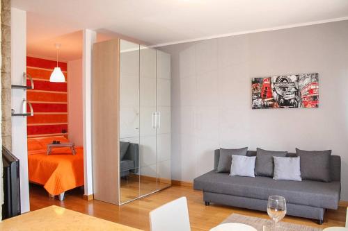 una sala de estar con sofá y una habitación con mesa en Garda residence Gardaland, en Castelnuovo di Verona