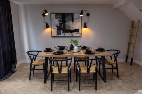 Un restaurant u otro lugar para comer en Charming 3-Bed House with 1 Parking space