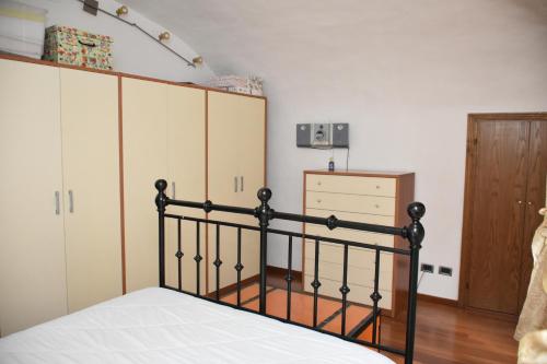 1 dormitorio con 1 cama y algunos armarios en casa vacanze e brevi periodi alla porta etrusca la panchina al sole, en Volterra