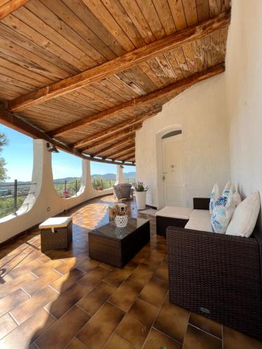 a living room with a couch and a table at Casa Le Cicale in Porto Istana