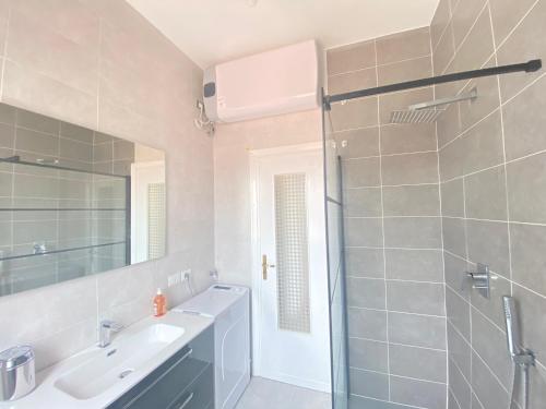 La salle de bains est pourvue d'une douche, d'un lavabo et d'un miroir. dans l'établissement La perle Marine, à Diano Marina