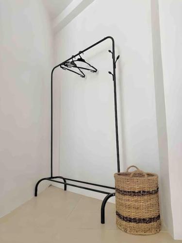 a mirror and a basket in a room at NEW Modern Suite near Beach & Airport in Sudtungan