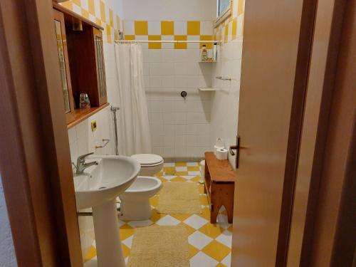een badkamer met een wastafel en een toilet bij Casa con giardino Giacalone in Mazara del Vallo