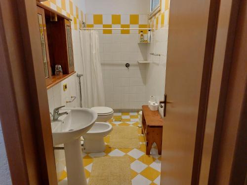 un baño con lavabo e inodoro en Casa con giardino Giacalone, en Mazara del Vallo