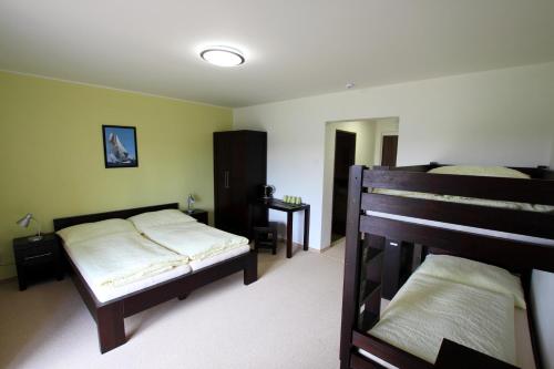 Una cama o camas en una habitación de Penzion U Výra