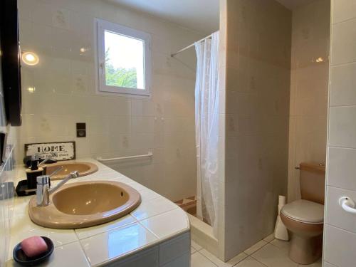 une salle de bain avec un lavabo et des toilettes dans l'établissement Maison calme proche plage avec jardin – 8 couchages à Saint-Georges-d'Oléron - FR-1-246A-194, à Saint-Georges-dʼOléron