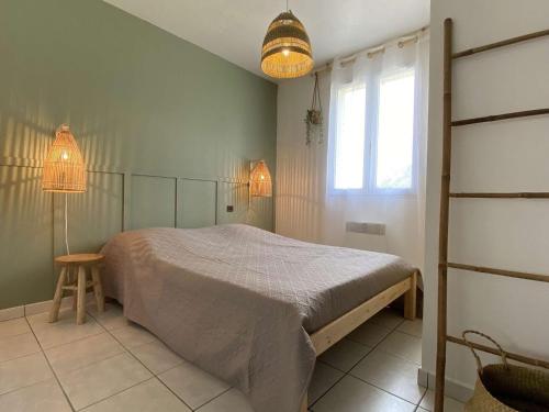 une chambre avec un lit et une fenêtre dans l'établissement Maison calme proche plage avec jardin – 8 couchages à Saint-Georges-d'Oléron - FR-1-246A-194, à Saint-Georges-dʼOléron