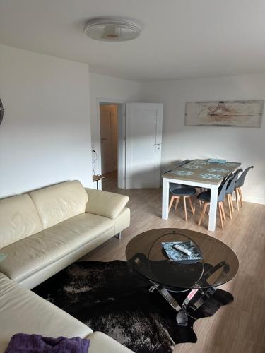 Haus Kreienmoor في Schwanewede: غرفة معيشة مع أريكة وطاولة