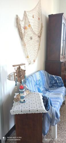 een slaapkamer met een bed en een tafel met een lamp bij La casa del golfo in Gavorrano