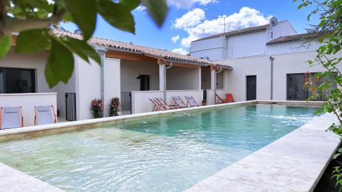 une piscine devant une maison dans l'établissement Les Logis de Cocagne, à Saint-Rémy-de-Provence