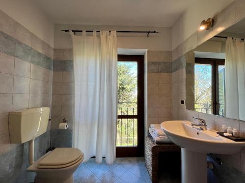 アスティにあるLa Cascina Del Castelloのバスルーム(トイレ、洗面台付)、窓が備わります。