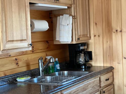 cocina con fregadero y cafetera en Gray Ghost Camps, en Rockwood