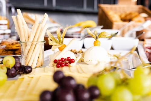 een tafel met fruit en groenten erop bij Coreum Hotel in Stockstadt am Rhein