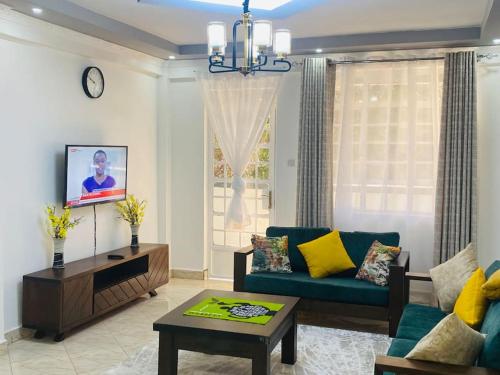 TV a/nebo společenská místnost v ubytování Arabel's Place 1 Bedroom California Plaza Nanyuki