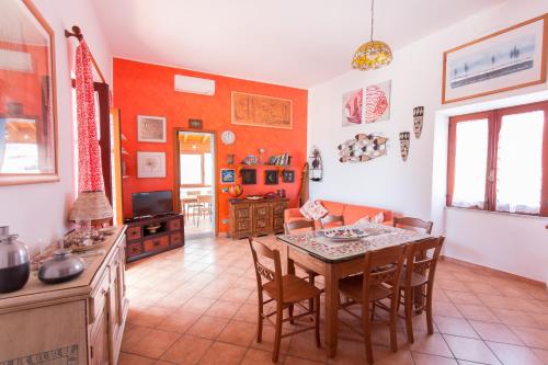 - une cuisine et une salle à manger avec une table et des chaises dans l'établissement Il Pesce e il Geco, à Lipari