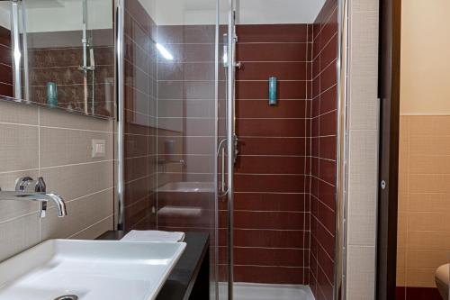 a bathroom with a sink and a shower at B&B Bellavista in Margherita di Savoia