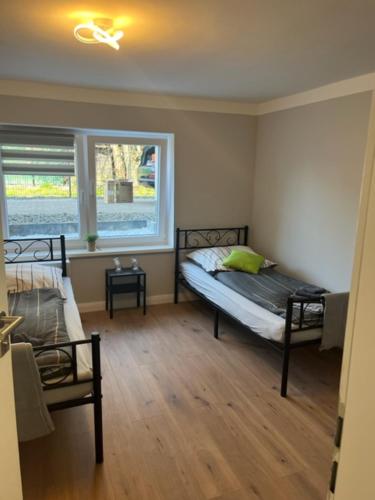 1 dormitorio con 2 camas y ventana en Ferienwohnungen mitten in Hamburg en Hamburgo