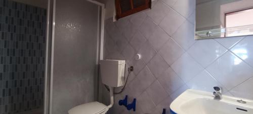 a bathroom with a toilet and a sink at Quinta do Lagar - 10 in Albufeira