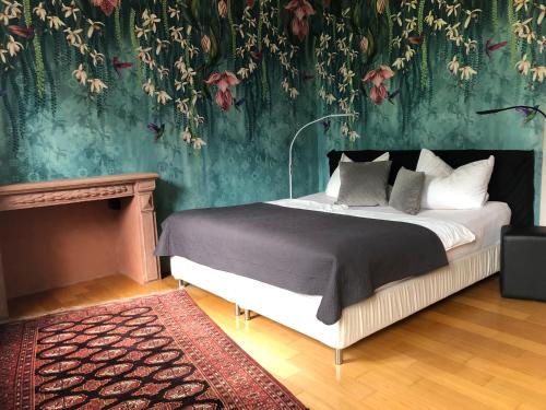- une chambre avec un lit et un papier peint floral dans l'établissement Apartment in Landau Stadtoase, à Landau in der Pfalz