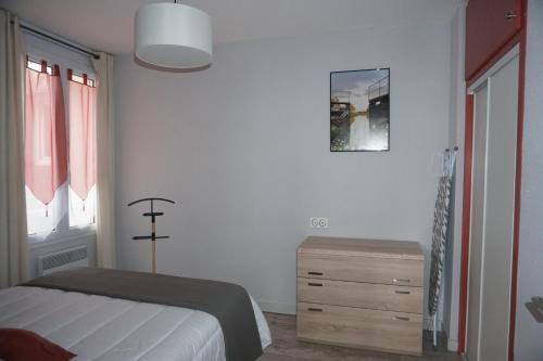 Postel nebo postele na pokoji v ubytování Un trois étoiles entre La Rochelle et les marais poitevin
