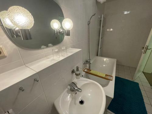 y baño con lavabo, aseo y espejo. en Landhotel Peters en Canow