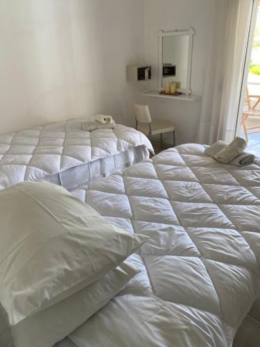 En eller flere senge i et værelse på Δωματια ΞΑΝΘΟΥΛΑ