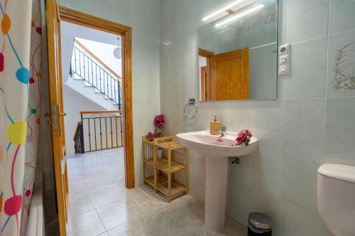y baño con lavabo y espejo. en Casa Granada budget Haus bei Granada, en Dúrcal