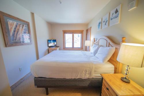 a bedroom with a large bed and a window at Red Hawk Lodge 2297 in Keystone