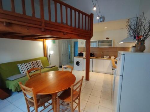 Il dispose d'une cuisine et d'un salon avec une table et un réfrigérateur. dans l'établissement Le Bitoulet, à Lamalou-les-Bains