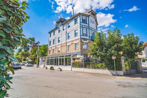 ラ・ボールにあるHôtel Le Saint Pierre, La Baule-Escoublacの木の道の高い建物