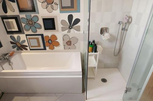 y baño con ducha, bañera y lavamanos. en Villa moderne avenue M6, en Marrakech