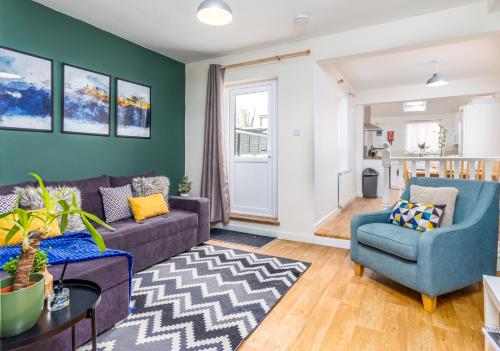 un soggiorno con divano e 2 sedie di Relaxing Retreat Perfect For Longer Stays a Southampton