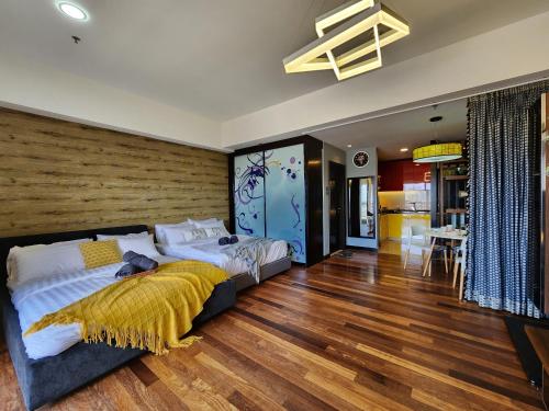 八打靈再也的住宿－Lagoon View With Balcony 1-5pax Sunway Resort Netflix，一间卧室设有一张大床和木墙