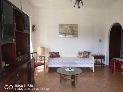 sala de estar con sofá y mesa en APE REGINA Rignano Gramsci, en Rignano Flaminio